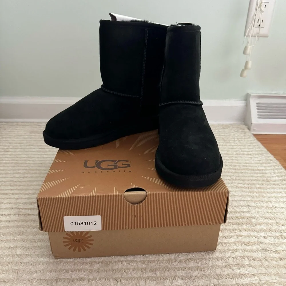 NWT Ugg kids Classic short boots